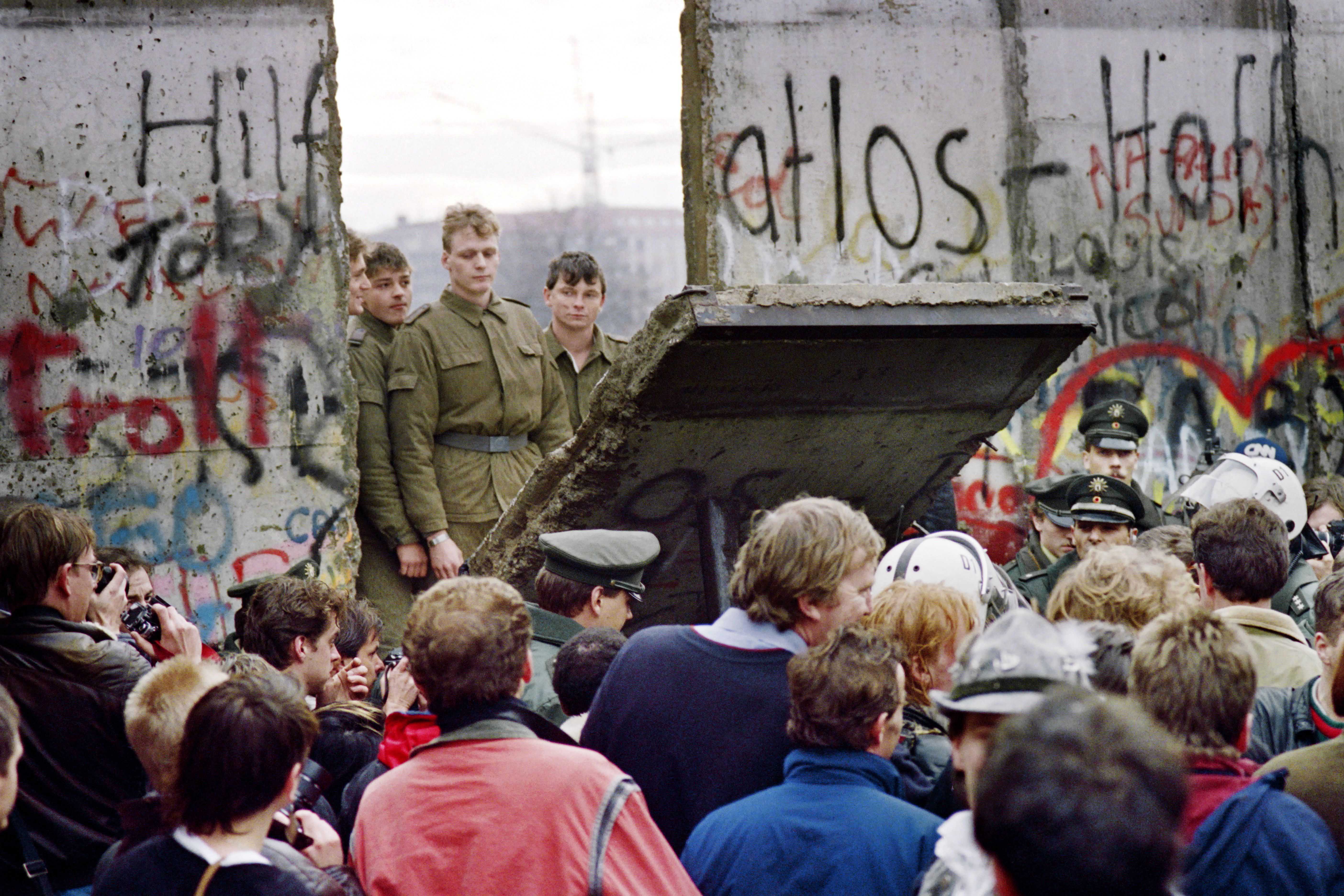 Утечка фрг. Берлинская стена 1989. 9 Ноября 1989 Берлинская стена. Крушение Берлинской стены 1989. Берлинская стена (Berlin Wall).